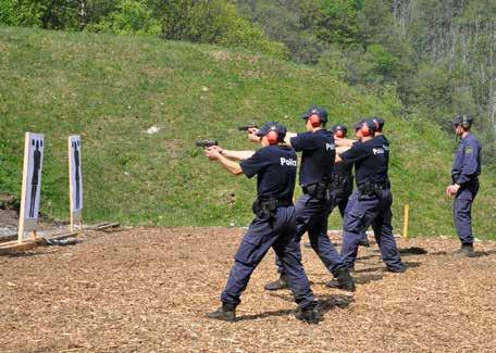 Come tale, forte è l ancoraggio del percorso formativo a quella che è la realtà lavorativa della polizia e centrale è la ricerca del giusto equilibrio fra le parti teoriche, indispensabili fonti di