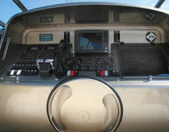 apertura interna ed esterna e relativa scala Plancia Comando (comandi principali): Bussola magnetica Radiotelefono VHF Garmin 200i Chart-Plotter Garmin GPS Map 4012C 8.