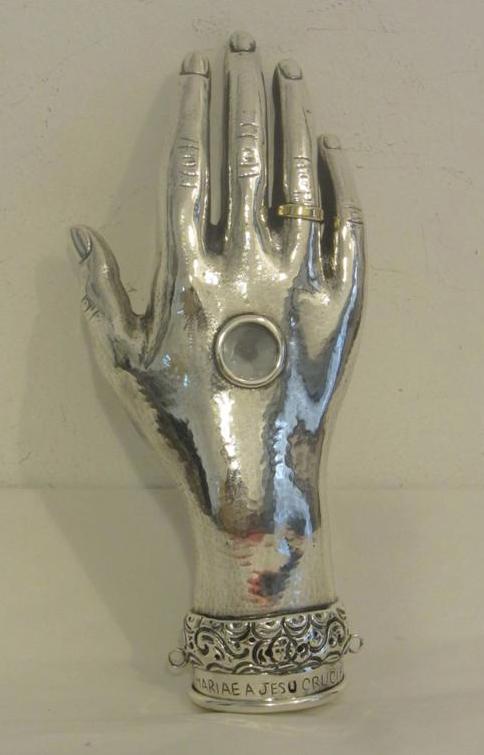 Reliquiario antropomorfo a forma di mano in argento a fusione a cera persa e cesello.