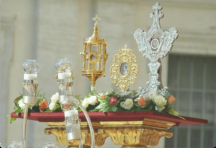 Donato a Papa Francesco durante la solenne celebrazione eucaristica