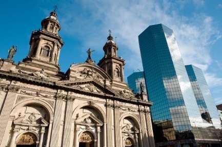 Santiago si trova nella Valle Centrale, tra le due cordigliere, non troppo lontano dall'oceano pacifico, grazie ai porti di Valparaíso e di San Antonio che si trovano a poca distanza.