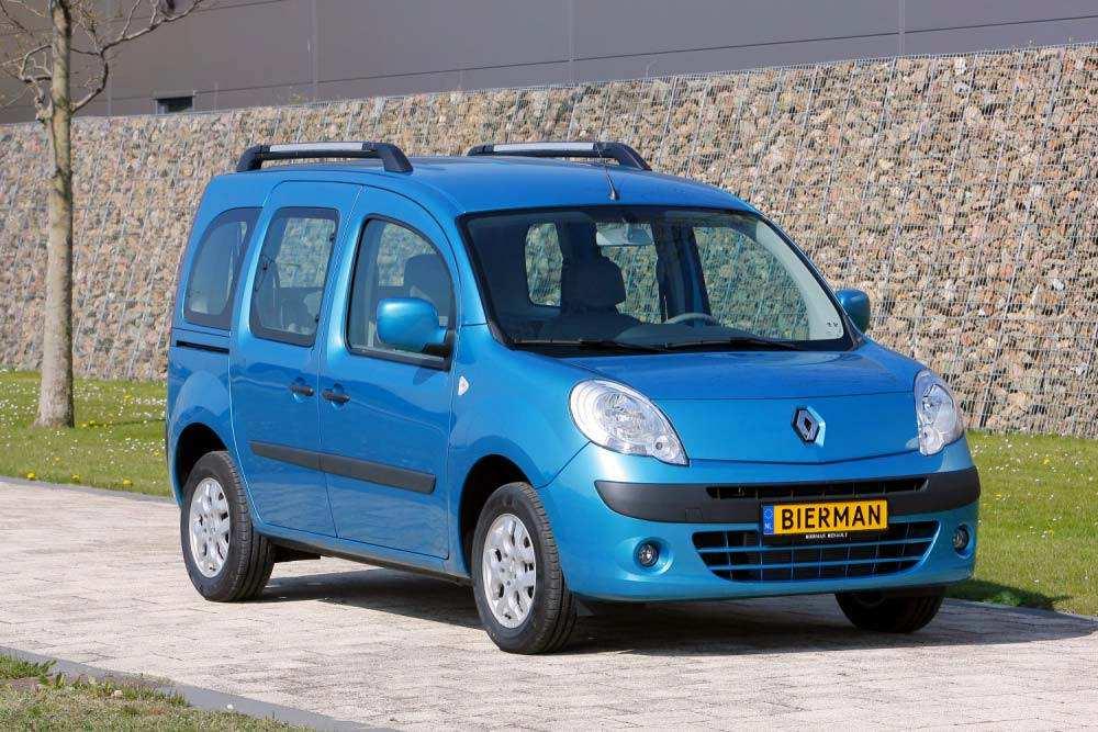 Quindi questo veicolo vi permette di visitare i vostri amici e parenti, oppure di godervi la vacanza/ze. Inoltre Renault Kangoo Family è disponibile con trasmissione sia automatica sia manuale. ( Aut.