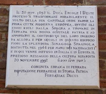 NEL 1993 IN VIA VITTORIA È STATA POSTA QUESTA LAPIDE - Il 20 novembre 1492 il Duca Ercole I d'este proteso a trasformare mirabilmente il volto della sua capitale onde farne la prima città moderna