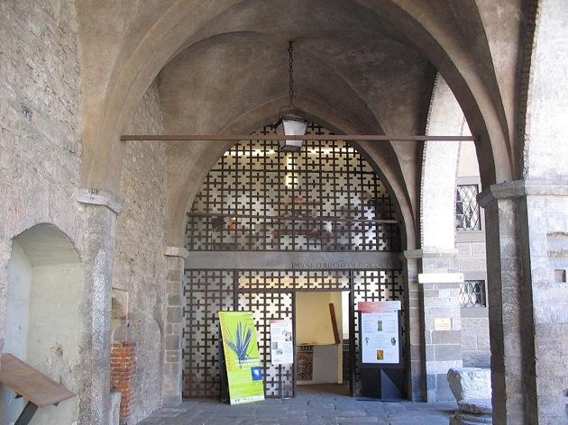 Itinerari didattici per la Scuola Secondaria Indice Introduzione al Museo: p. 5 La preistoria: p. 6 L età romana: p. 8 Archeologia a Bergamo. Storie di città: p.