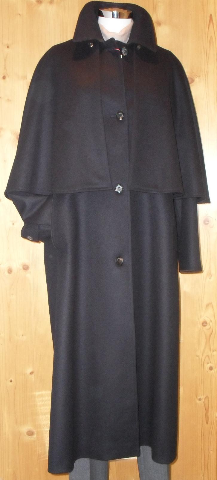 Cappotto Donna Moessmer Modello Cocchiere (Ar043), Capo classico con «mantellina» staccabile, senza mantellina diventa un cappotto spalla «raglan» (curvilinea); Modello piuttosto lungo; Capo in