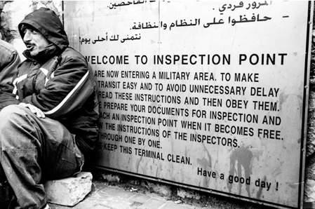 *Sicurezza Art. 3 Betlemme - Un lavoratore palestinese aspetta il pullman all uscita del check-point.