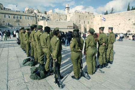 all ospedale. Gerusalemme - giovani militari israeliani davanti al Muro del Pianto.