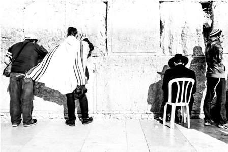 *Religione Art. 18 Gerusalemme - Ebrei in preghiera al muro del pianto.
