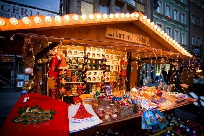 giocattoli, cibi e bevande calde, artigianato locale, coloratissimi biscotti e caramelle tipici di queste festività Non solo le tipiche