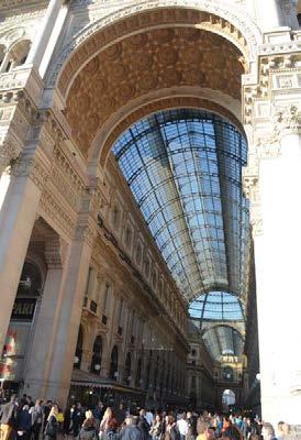 Umberto I din Napoli. Totuși, locația aceasta era la momentul respectiv cea mai mare și mai spectaculoasă, rămânând până în zilele noastre un simbol al shopping-ului de lux.