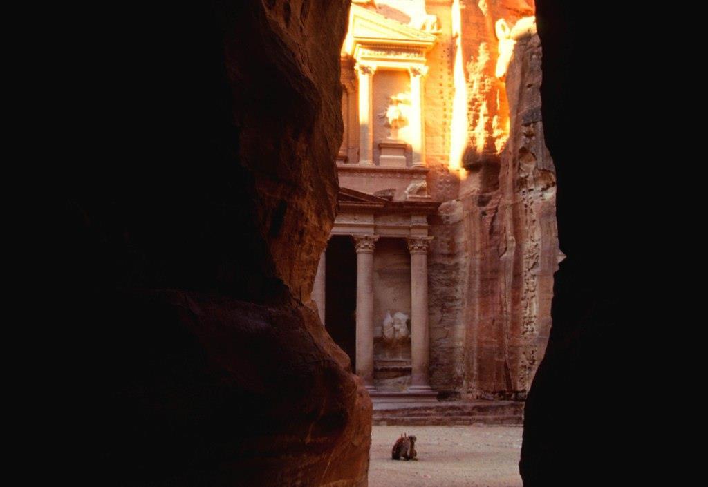 GIORDANIA Petra e Wadi Rum Nello scenografico deserto e tra resti archeologici stupefacenti 8 giorni, in hotel Un paese che da sempre è stato crocevia di popoli nomadi e grandi culture.