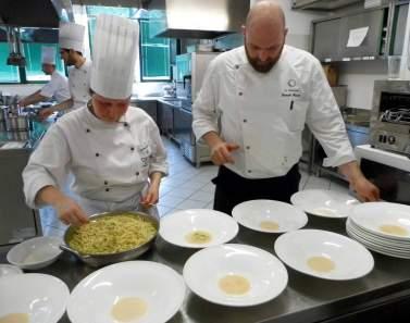 E un corso studiato per sviluppare le capacità di base tecniche e teoriche necessarie per iniziare un percorso professionale nell ambito della Cucina.