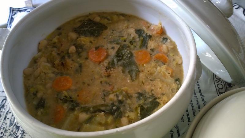 Le minestre Uno degli alimenti più ricorrenti sulle tavole dei contadini era la minestra, era il cibo della sera, ma spesso anche mangiata alla mattina come colazione.