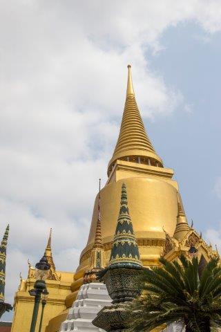 ! Si prosegue poi per il Wat Arun, il tempio dell alba, famoso complesso di edifici religiosi, affacciato sul fiume. Rientro in hotel per il pranzo a buffet ed il rilascio delle camere.