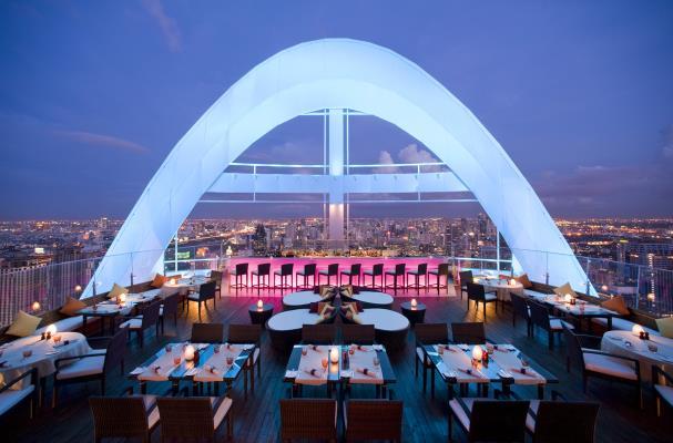 Dotato di vari punti di ristoro tra cui il ristorante Fifty Five e il Red Sky Bar che regalano una splendida vista dall'alto sulla città di Bangkok, mentre tra gli altri spiccano il