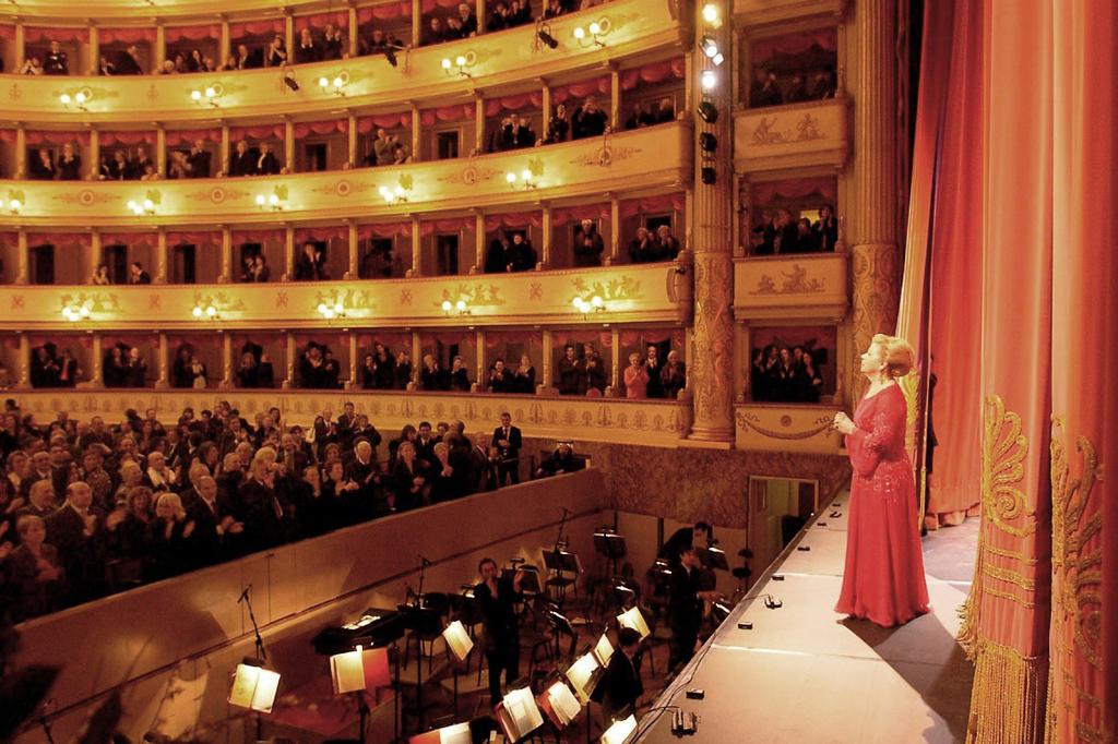 Entrata alla Scala a ventisei anni, vi interpreta la Nannetta del Falstaff : è l inizio della sua intensa presenza sulla scena del celebre teatro milanese, presso il quale si contano di lei ben otto