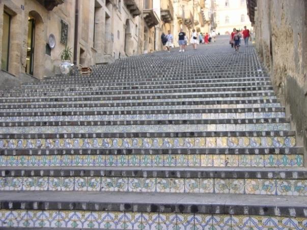 3 Giorno: Caltagirone Militello di Val di Catania Colazione in hotel e partenza per Caltagirone, città della ceramica per antonomasia.