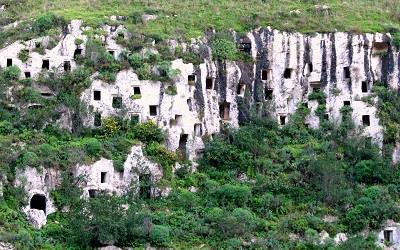 6 Giorno: Pantalica Palazzolo Acreide Pantalica Prima colazione in hotel. Escursione naturalistica a Pantalica tra montagne e resti archeologici.