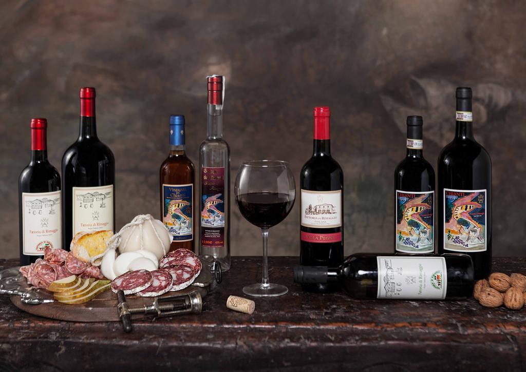 il vino I nostri vigneti sono situati nelle colline che circondano il centro della Fattoria, posizione geografica che rientra per il 90% in zona di produzione Chianti D.O.C.G.