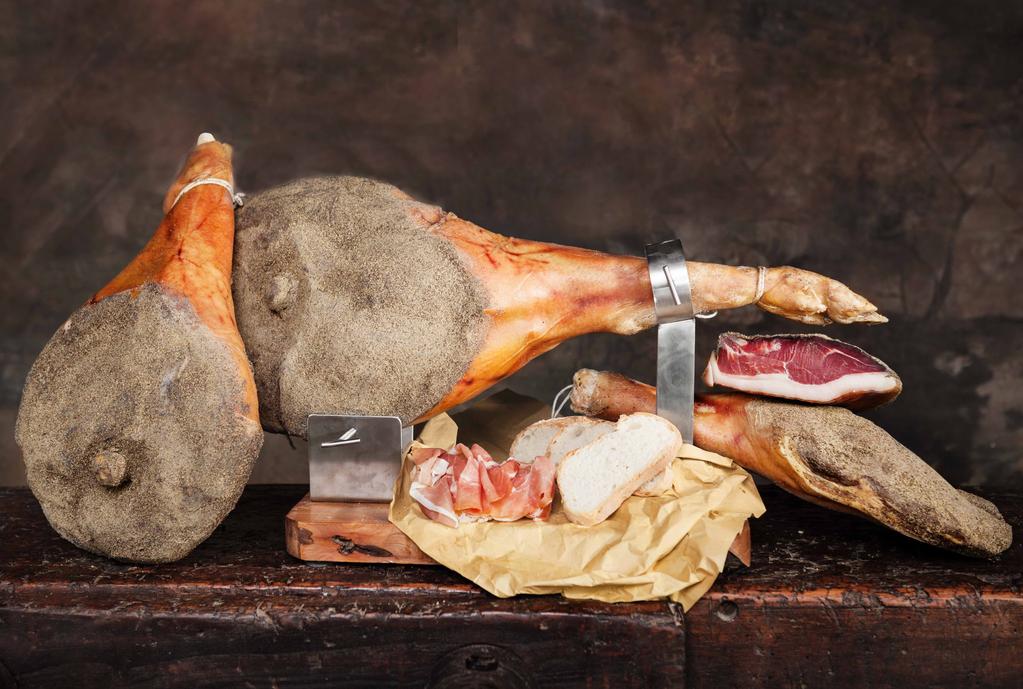 I PROSCIUTTi La semplicità genuina del prosciutto italiano è riconosciuta in tutto il mondo e a maggior ragione quello di fattoria è uno di quei prodotti nostrani per cui siamo apprezzati, famoso