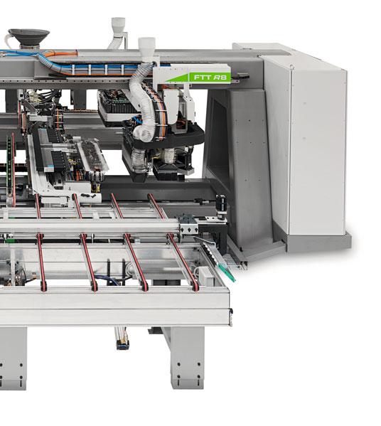 Il centro di lavoro FTT R8, completo del modulo a spinare RD ed entrambi governati da un unico controllo numerico, unisce alle alte prestazioni produttive la capacità di processare piccoli lotti in