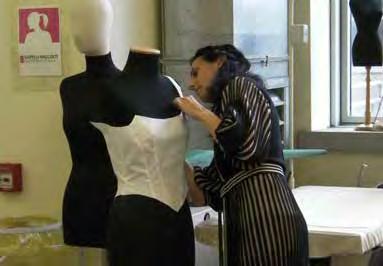 Nel laboratorio moda del Politecnico, dal cartamodello si realizzerà un corpino per un personaggio femminile ed un farsetto per quello maschile.