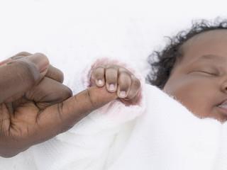 Come prendersi cura dello sviluppo del bambino Il tuo bambino impara da te: mostragli il tuo amore, impara a conoscere e rispondere ai suoi interessi, e lodalo quando cerca di imparare