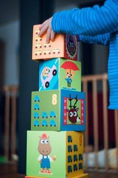 GIOCA Dai al tuo bambino oggetti da impilare, oppure da mettere e togliere da un contenitore. Esempi di giocattoli: cubi.