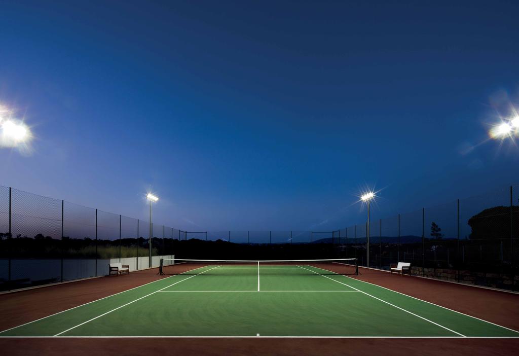 INSTALLAZIONI SPORTIVE Esempi di illuminazione di impianti sportivi. L illuminazione dei campi sportivi richiede il rispetto di precisi parametri dettati dalla norma UNI 12193 di riferimento.