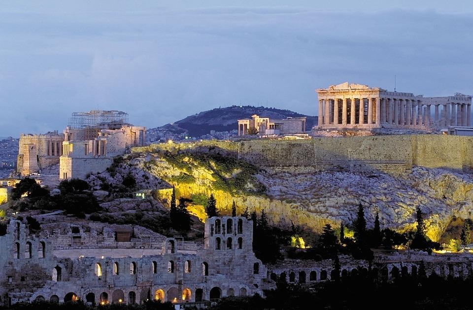 #1_Tema&Luogo L Acropoli è il luogo simbolo di Atene, un imponente sperone di roccia utilizzato in epoca arcaica come baluardo difensivo.