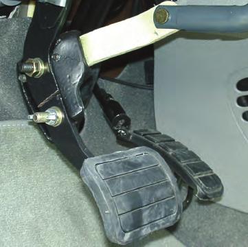 AVVERTENZE L installazione su un autovettura di un freno di servizio manuale prevede, secondo le esigenze e nel rispetto delle norme di sicurezza, la modifica del pedale freno originale, che viene