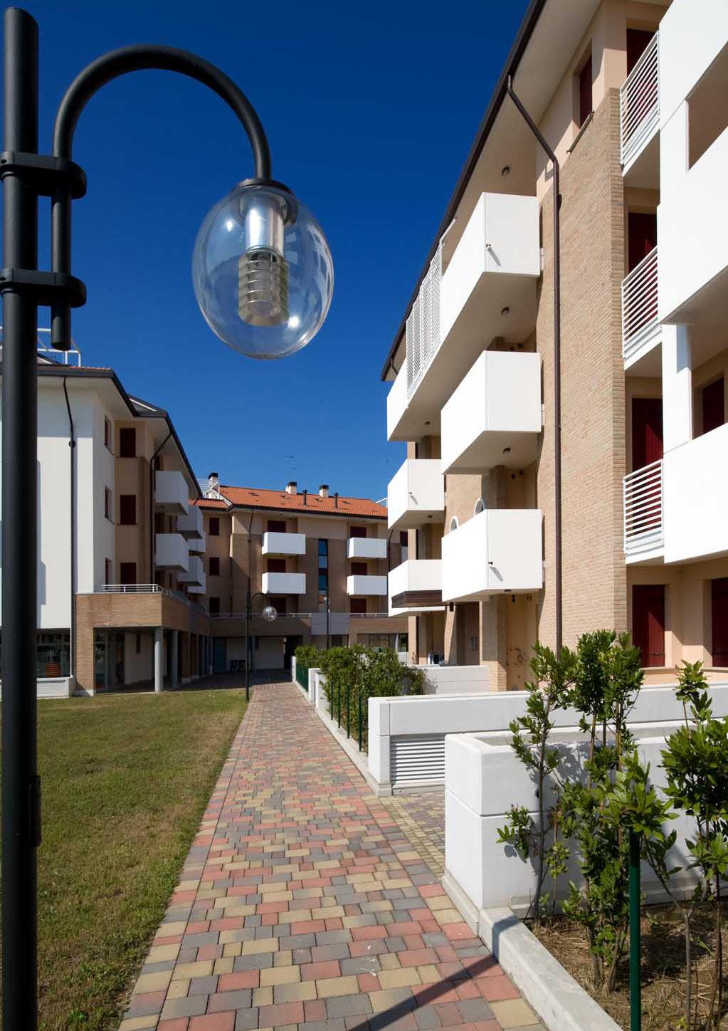 GLI APPARTAMENTI Gli appartamenti disponibili offrono varie soluzioni: il trilocale e l interessante soluzione trilocale con mansarda e ampio solarium.