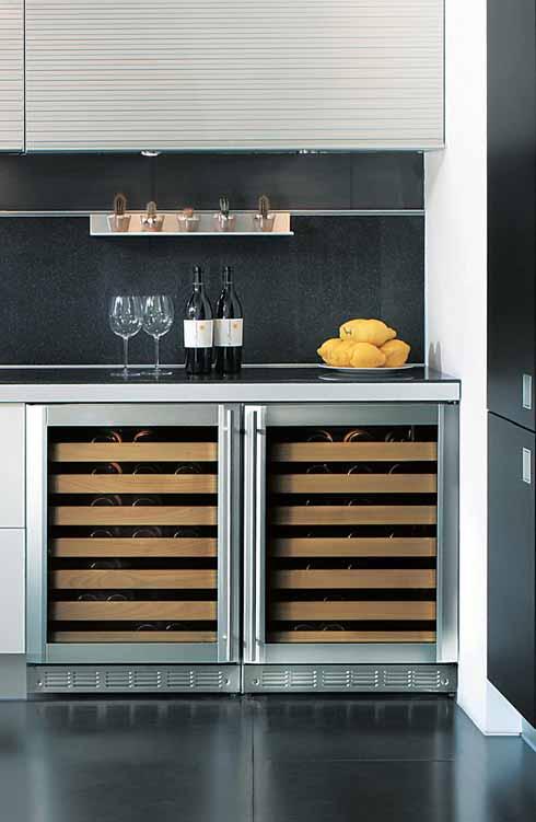 ZDWG240BS ZDWG240BSF CANTINA VINO CORNICE PORTA ACCIAIO - SOTTOPIANO CANTINA VINO CORNICE PORTA, LATERALI E TOP ACCIAIO FREE STANDING Capacità 57 bottiglie di vino Anta in vetro con cornice acciaio