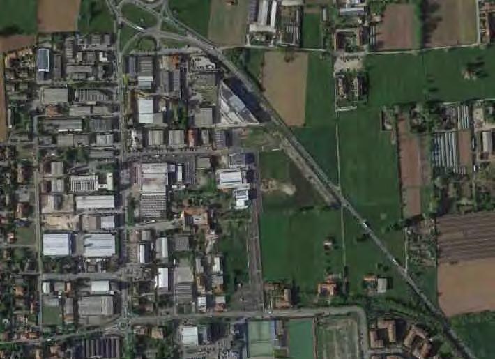 Ubicazione area d indagine Figura 2: Foto aera individuazione area Si tratta di un area delimitata ad est dalla SP121 e ad ovest da un parcheggio presente in Via Turoldo, mentre verso sud è