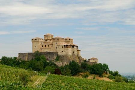 1 giugno serata benefica al castello di Torrechiara, Sopraintendenza permettendo Anno rotariano 2011/2012 BOLLETTINO N.
