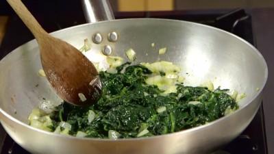 Unite gli spinaci lessati, o surgelati se utilizzate questi, in padella e lasciate cuocere il tutto per una decina di minuti se gli spinaci sono congelati e cinque minuti, giusto il tempo