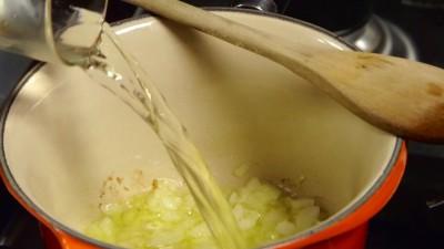 6 Ancora a parte, in una casseruola dai bordi bassi, dovrete tostare il riso.