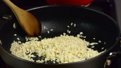 7 Ora il riso è sicuramente ben tostato, è il momento di unire le cipolle cotte a parte, in questo modo sarà praticamente impossibile bruciarle!