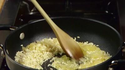 Per ottenere del brodo vegetale non è necessario acquistare dadi o altri prodotti, è sufficiente mettere in pentola l'acqua con una carota, una cipolla, una costa di sedano, una patata e