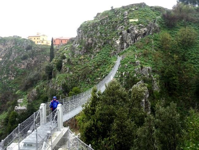 30 - Difficoltà: E Dalla piazza di Laviano si sale al castello dal quale una piccola gradinata porta giù al ponte tibetano, sospeso a 80 metri di altezza sul torrente del Vallone delle Conche.