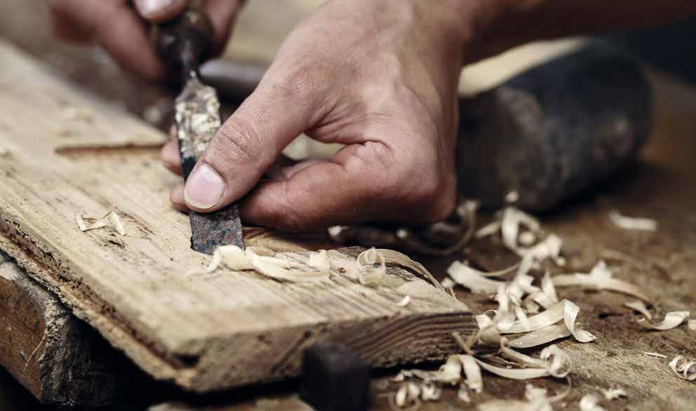 COLLEZIONE CASTAGNO Valorizzare la venatura del legno di castagno Il legno di castagno è un legno pregiato e leggero, ma al tempo stesso solido e resistente.