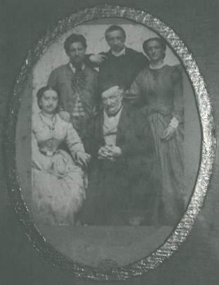 Don Ercole Marietti (in piedi al centro) con il fratello