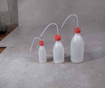 In polyethylene, with curved straw. The outlet of liquid is caused by a pressure of the hand on the body of the bottle. WASH BOTTLES BOTTIGLIE A SPRUZZETTA In polietilene, con cannuccia curva.