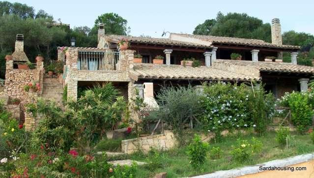 Villa Domus A Chia, nella costa a sud della Sardegna, una villa panoramica con piscina, 800 m dal Golf Club Is Molas.