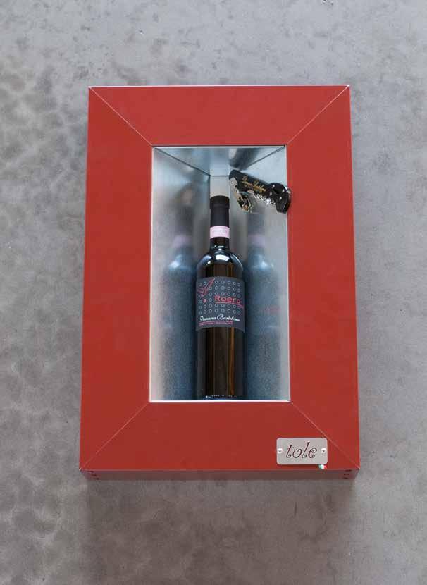 Nicchia rossa Cornice porta bottiglia con supporto per cavatappi.