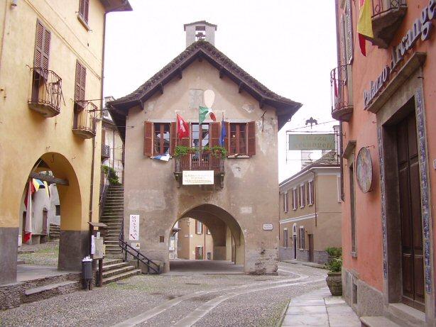 Proprio nel centro storico si trova il Palazzo Pretorio, fatto costruire nel lontano 1348 da Giovanni Maria Visconti, della nobile casata milanese.