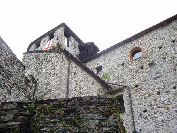 distrussero gli stemmi delle famiglie Visconti, Sforza e Borromeo. Divenne poi sede dei Regni Carabinieri. Fino al 1952 venne affittato come dipendenza della sottostante Villa Biraghi Vietti Violi.