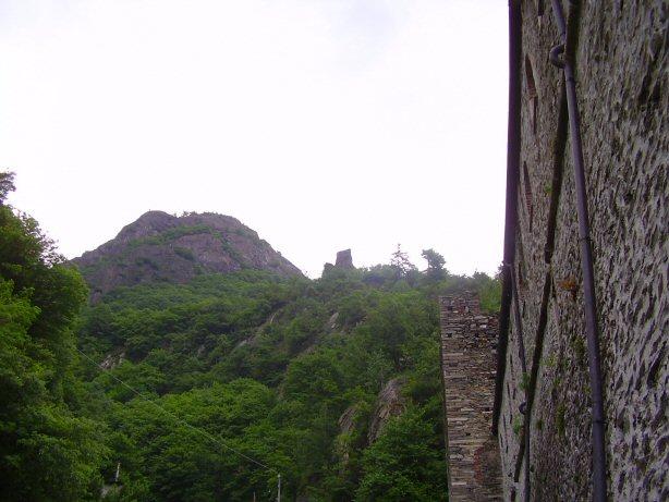 Il Castello è sovrastato dalla Rocca, composta da resti di una fortificazione che sorgeva sopra un alta rupe dominante l Ossola e la bassa valle del Toce, una torre mozza dalle spesse mura