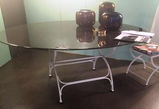 Lotto n 3 - Tavolo di forma ovale con piano in legno laccato color grigio e struttura in metallo di
