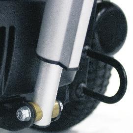 Basculamento elettrico Cintura pelvica di sicurezza Seduta regolabile in larghezza e profondità Cuscino morbido estraibile con fodera lavabile e tasca portaoggetti.